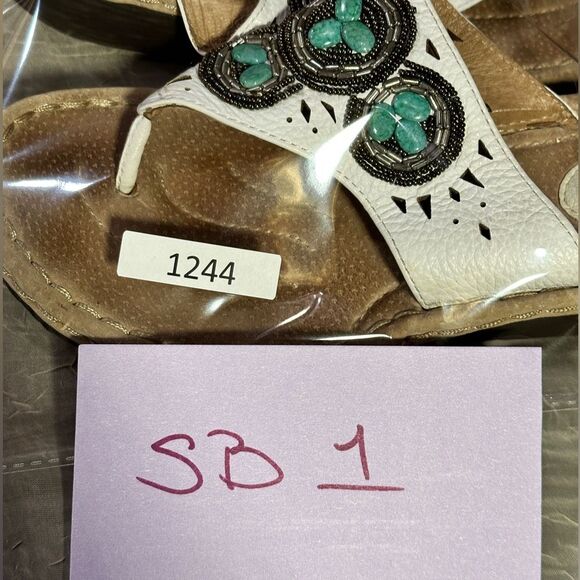 Clarks Artisan Leather Thong Sandals Turquoise Beaded Accent Sz 7 - Picture 10 of 10